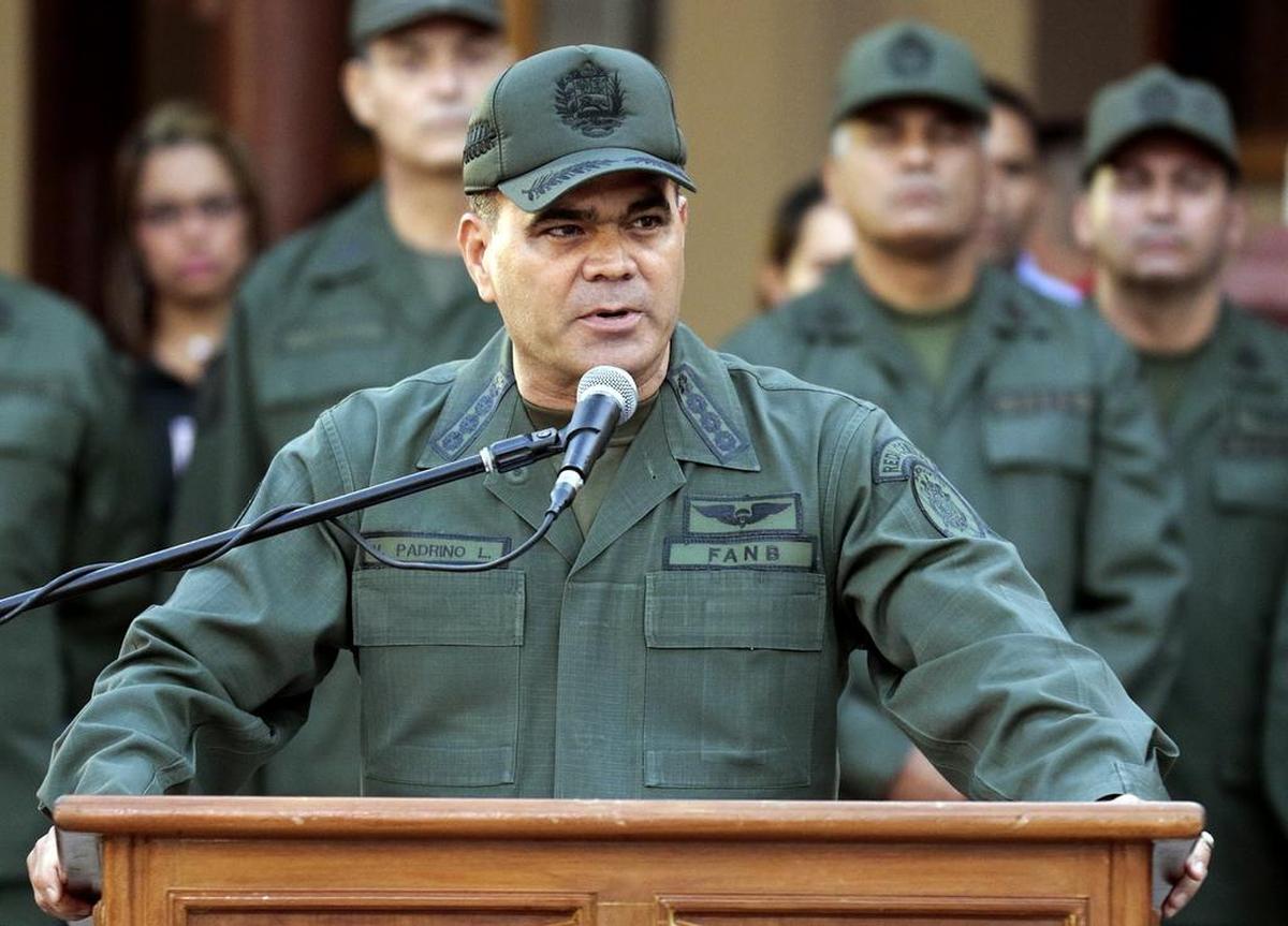 Fotografía difundida por la oficina de prensa de la presidencia venezolana que muestra al ministro de Defensa venezolano, Vladimir Padrino López, durante un desfile militar en el cuartel de la montaña donde reposan los restos del fallecido presidente Hugo Chávez, en Caracas el 7 de enero de 2016