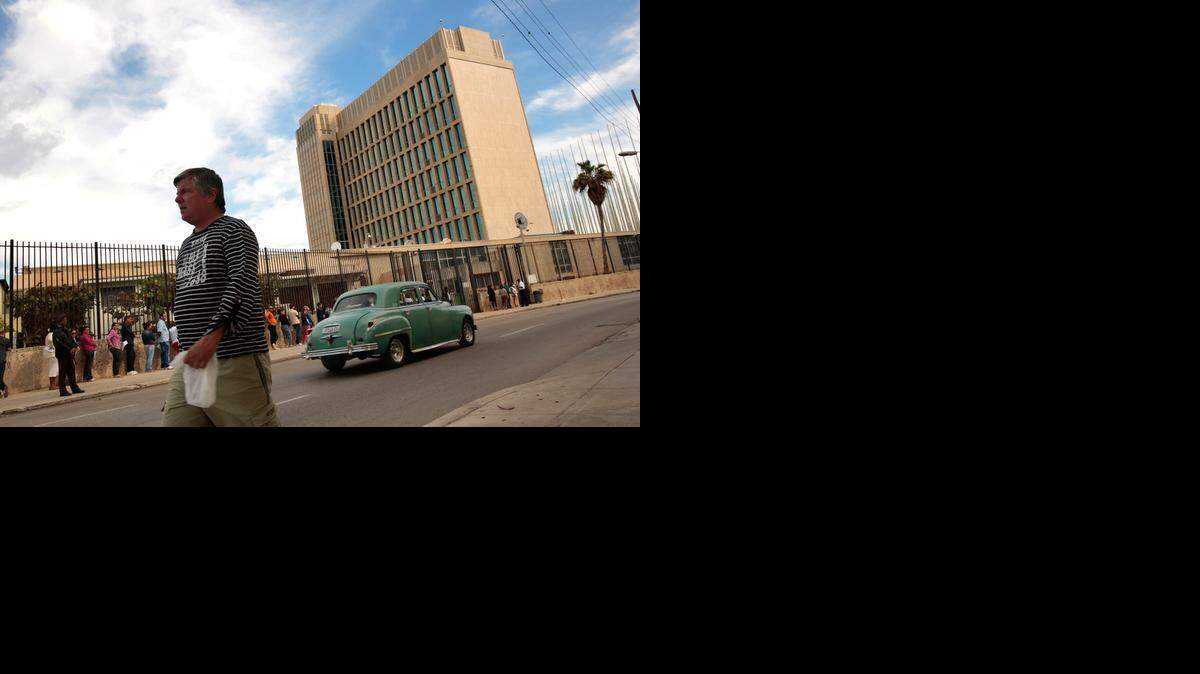 
Cubanos hacen fila en el exterior de la Oficina de Intereses de Estados Unidos en La Habana para solicitar visas, el 30 de enero.
