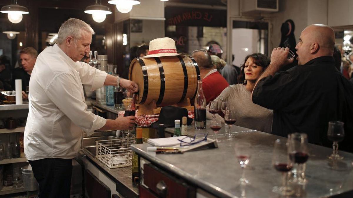 Varios clientes degustan un vino Beaujolais Nouveau de la cosecha del 2015 en la ciudad de Lyon, el jueves pasado.