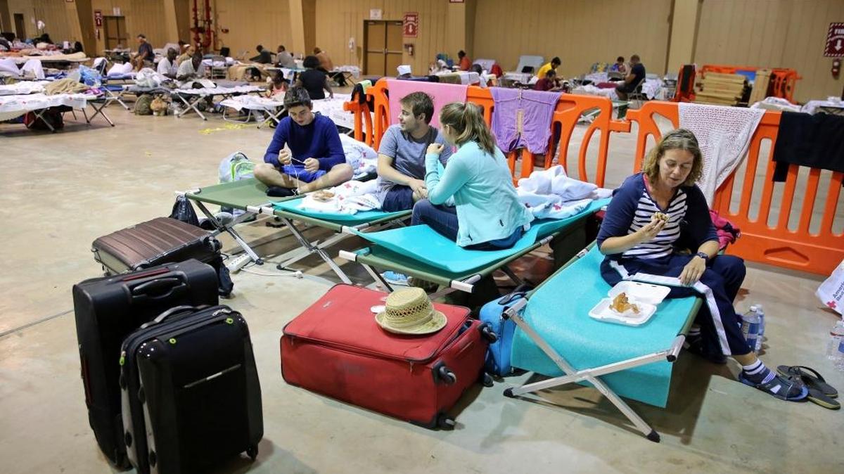 Una familia alemana que visitaba Miami pasa el huracán en el albergue E. Darwin Fuchs Pavilion, en Coral Way y la avenida 109, junto a decenas de evacuados.