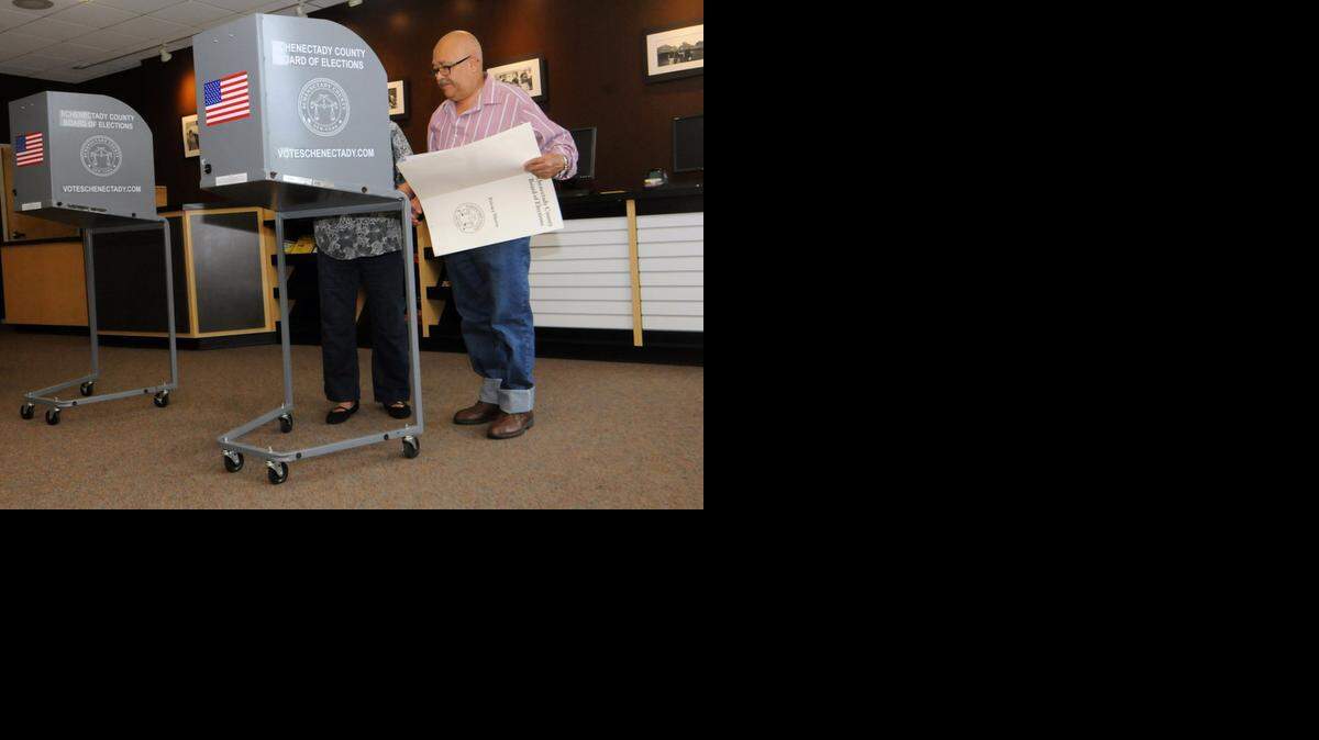 
Marina y Arnulfo Ruiz deciden por quién votar en la elección primaria del 9 de septiembre pasado en Schenectady, Nueva York.
