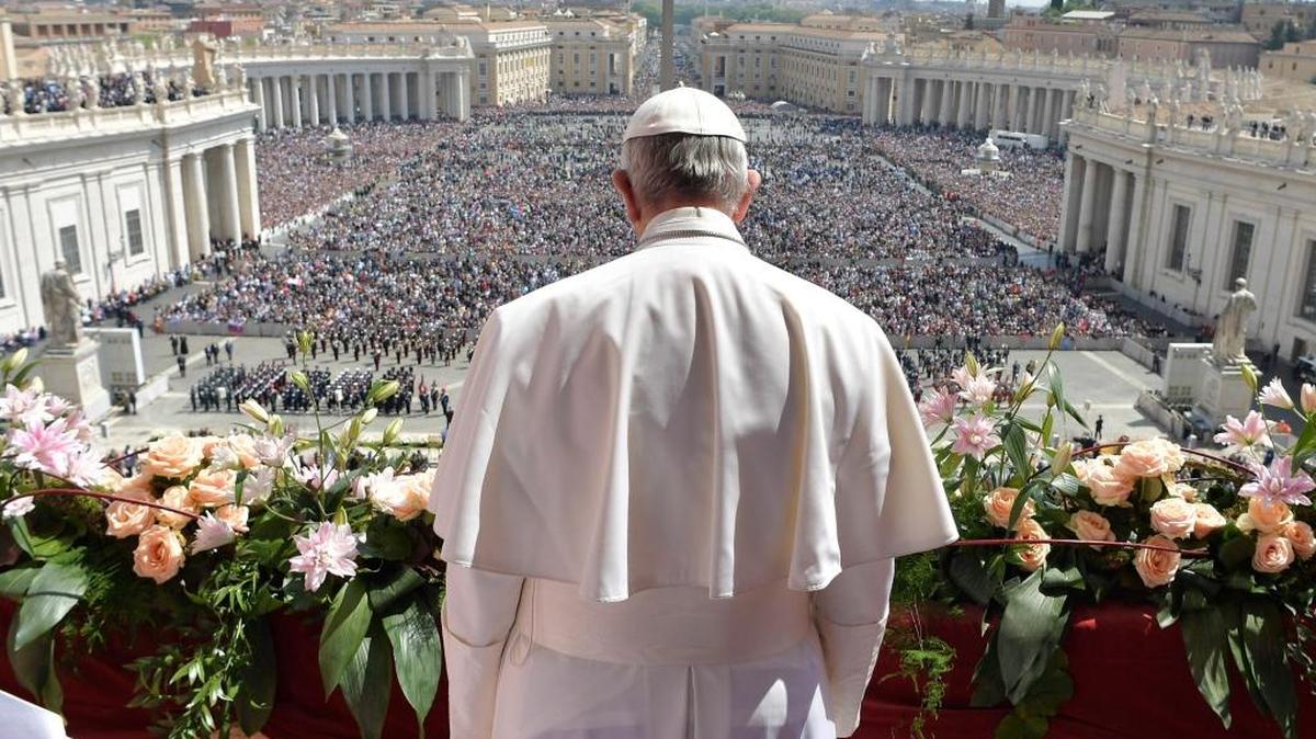 El Papa Francisco habla a la multitud de fieles desde el balcón principal de la Basílica de San Pedro, en el Vaticano, el 16 de abril.