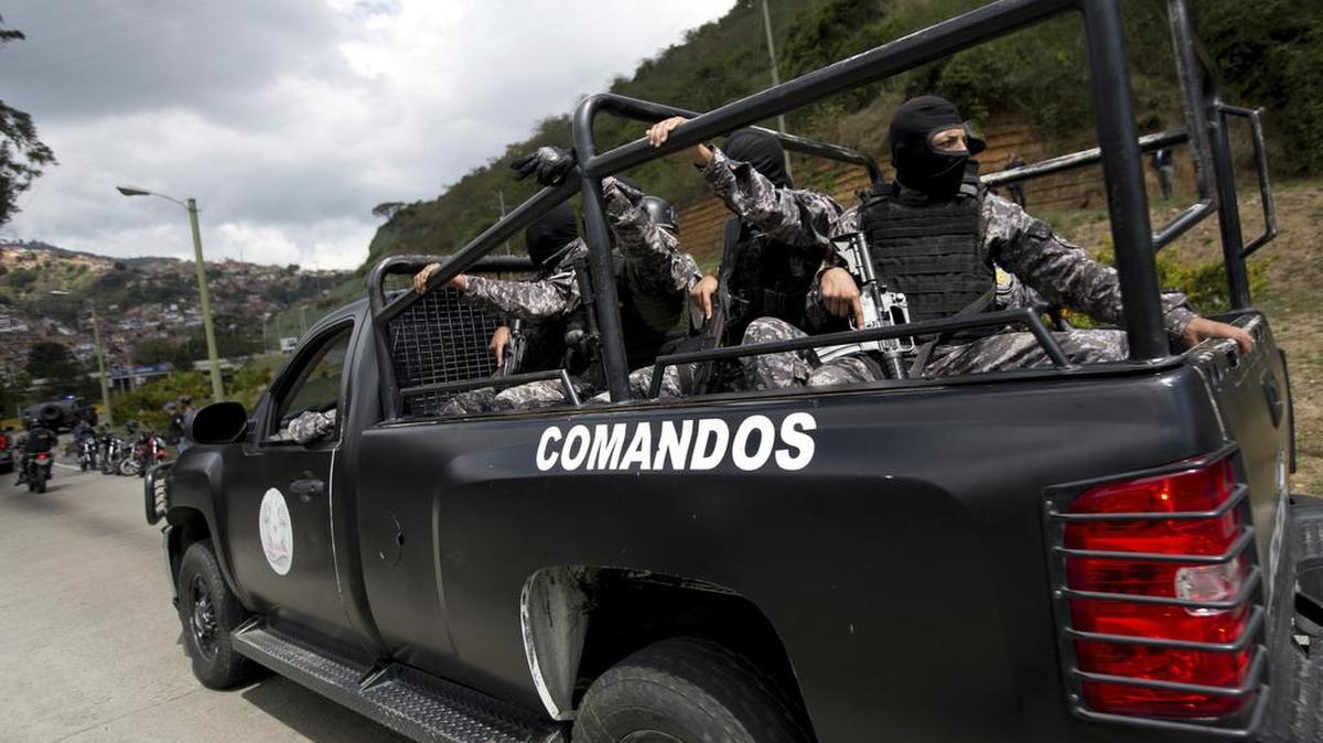 Comandos del Servicio de Inteligencia llegan a El Junquito, en las afueras de Caracas, durante la operación contra el ex policía insurgente Oscar Pérez, el 15 de enero.