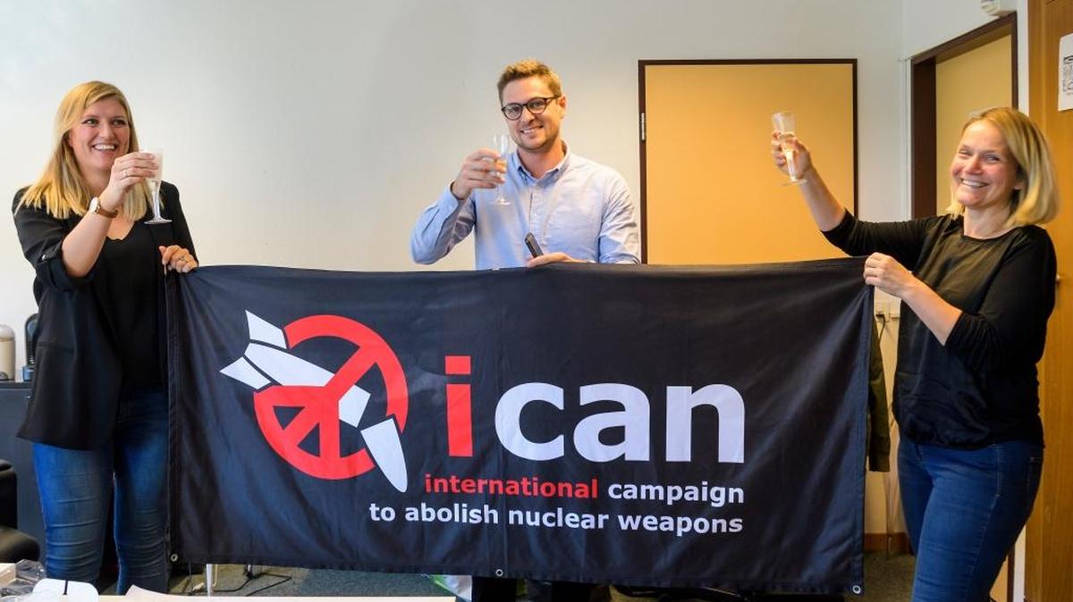Beatrice Fihn (izq.), directora ejecutiva de la Campaña Internacional para Abolir las Armas Nucleares (ICAN); Daniel Hogsta, coordinador, y Grethe Ostern, integrante del comité directivo, celebran con champaña en la sede de ICAN en Ginebra, al conocer que la organización es la ganadora del premio Nobel de la Paz de este año.