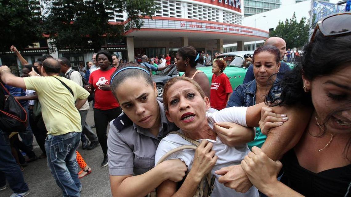 HAB01. LA HABANA (CUBA), 10/12/15.- Una integrante de la Damas de Blanco es detenida, entre hostigamiento e insultos de sectores oficialistas, hoy, jueves 10 de diciembre de 2015, en La Habana (Cuba). Más de un centenar de disidentes fueron detenidos en toda la isla para evitar manifestaciones en el día de los derechos humanos. El fiscal general de Cuba, Darío Delgado, asegura que en Cuba no hay presos políticos y sostiene que los reclusos que dicen ser disidentes son “presos comunes” atraídos por “organizaciones contrarrevolucionarias”. EFE/Alejandro Ernesto