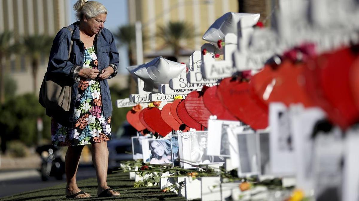 Una mujer llora junto a las cruces colocadas en Las Vegas en memoria de las víctimas de la matanza cometida por un asesino solitario el 1 de octubre en esa ciudad de Nevada.