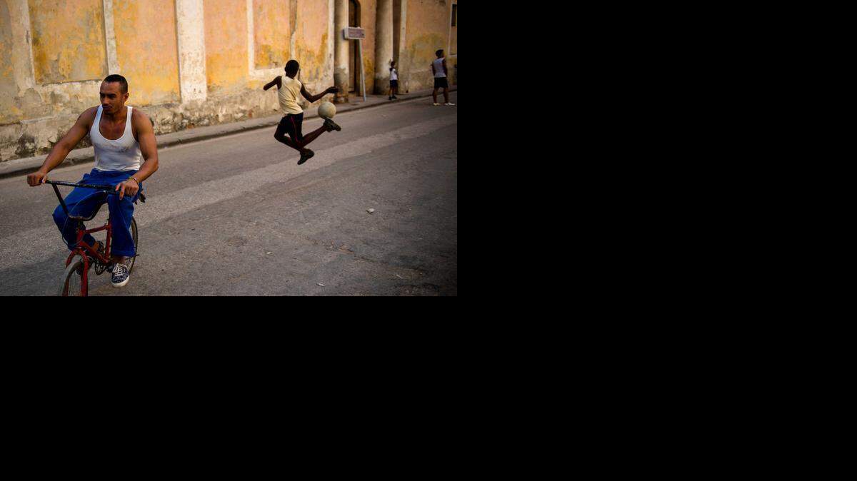 
Un niño juega fútbol con sus amigos en una calle de la Habana Vieja, el pasado 17 de febrero.
