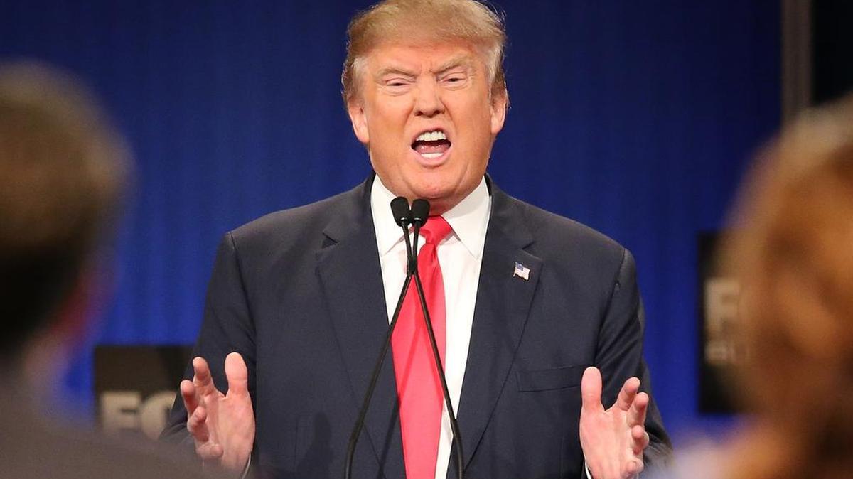 El candidato presidencial republicano Donald Trump participa en un debate en el Centro de Artes Escénicas de Charleston, Carolina del Sur, el 14 de enero.