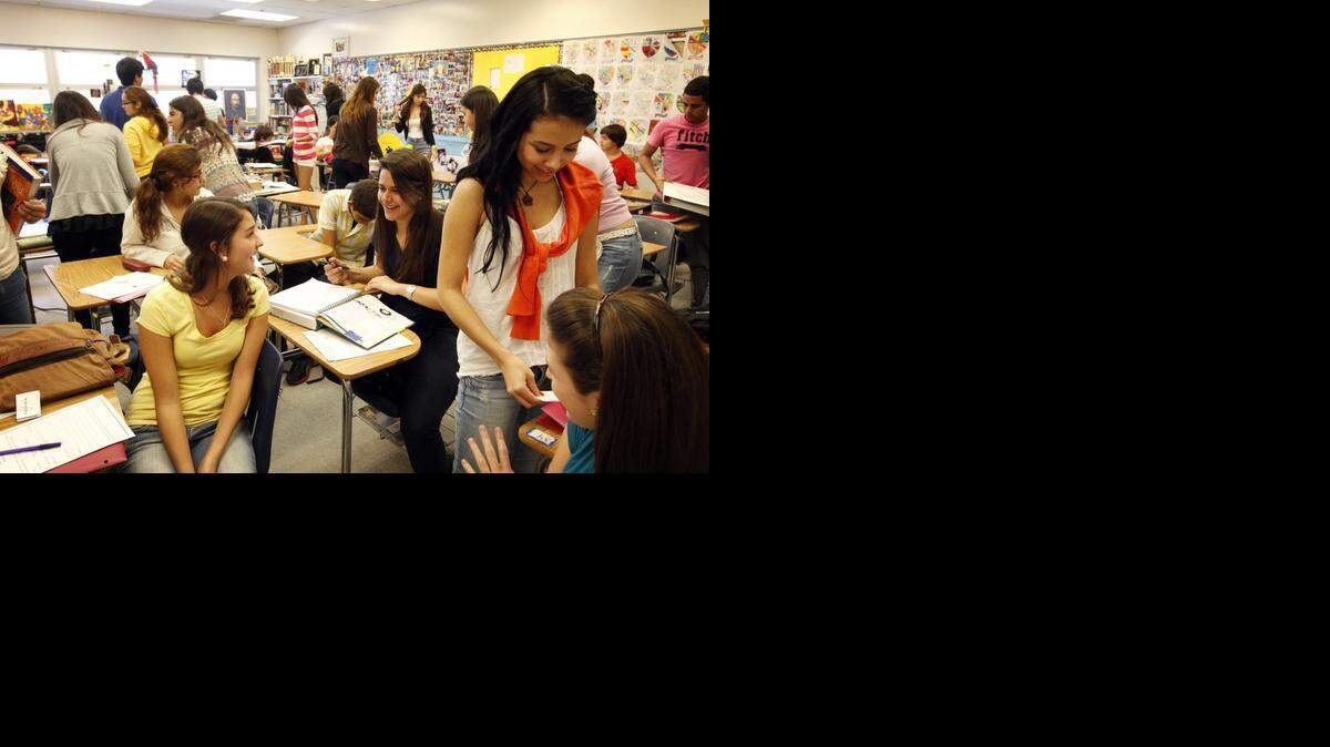 
Estudiantes de una clase de español en Broward hacen un proyecto, en esta imagen de archivo.
