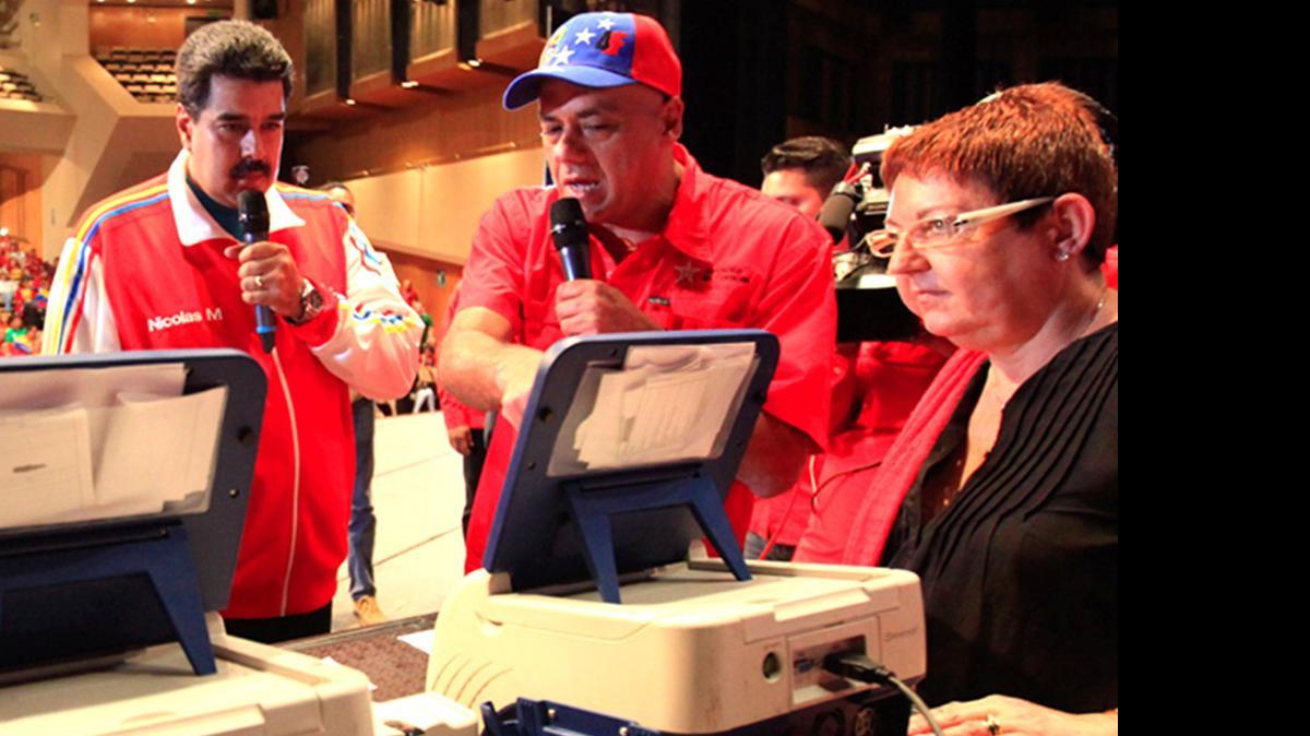 
El mandatario venezolano Nicolás Maduro, el alcalde Jorge Rodríguez y María Cristian Osorio explican en VTV cómo se debe votar.
