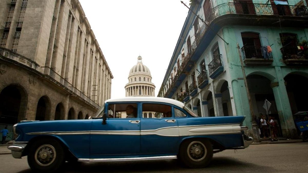 Un automóvil de la década de 1950 cruza una calle de La Habana.