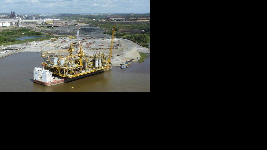 
Esta imagen del 2011 muestra la primera plataforma petrolera construida por la empresa estatal venezolana PDVSA, en el río Orinoco.
