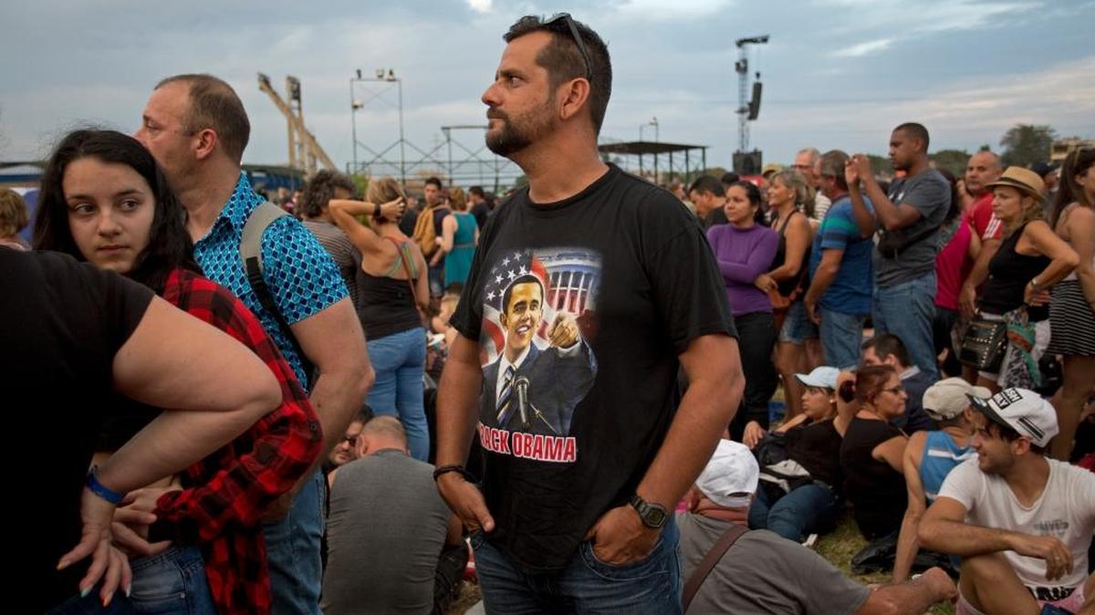Un hombre exhibe en su camiseta la imagen del presidente Barack Obama mientras espera el inicio del concierto de los Rolling Stones en La Habana, el 25 de marzo.