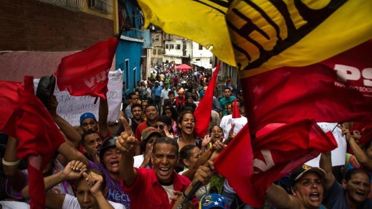 Partidarios del gobierno venezolano manifiestan su adhesión al chavismo poco antes del inicio de las elecciones regionales, el domingo pasado.