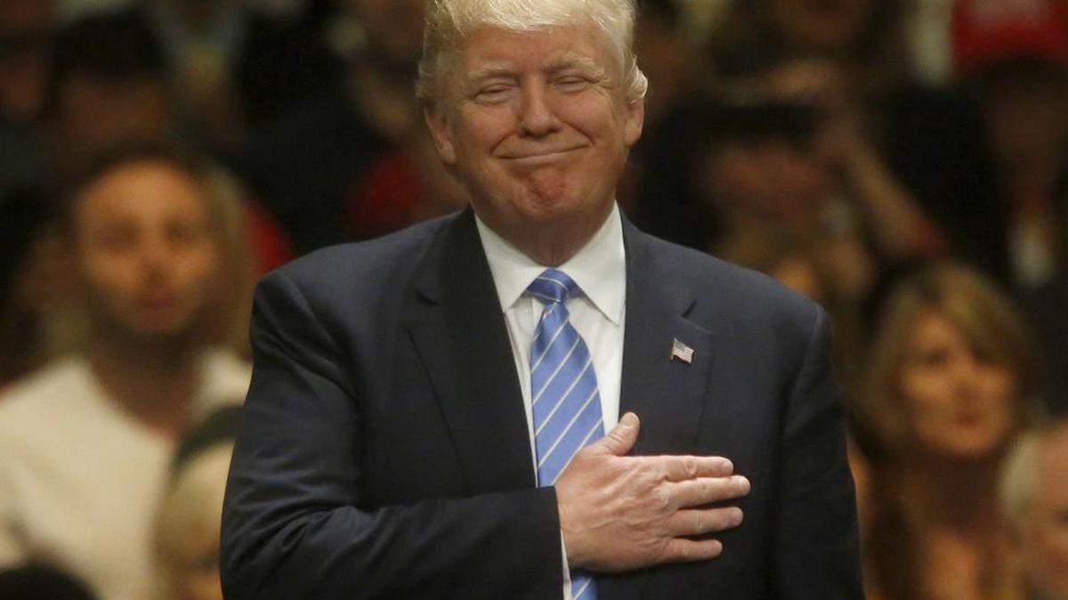 El candidato republicano Donald Trump escucha el himno nacional en un acto de campaña en Anaheim, California, el miércoles pasado.