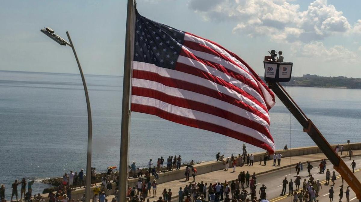La bandera norteamericana ondea en la embajada de EEUU en La Habana, el 14 de agosto de este año, tras el restablecimiento de relaciones entre Cuba y Estados Unidos.