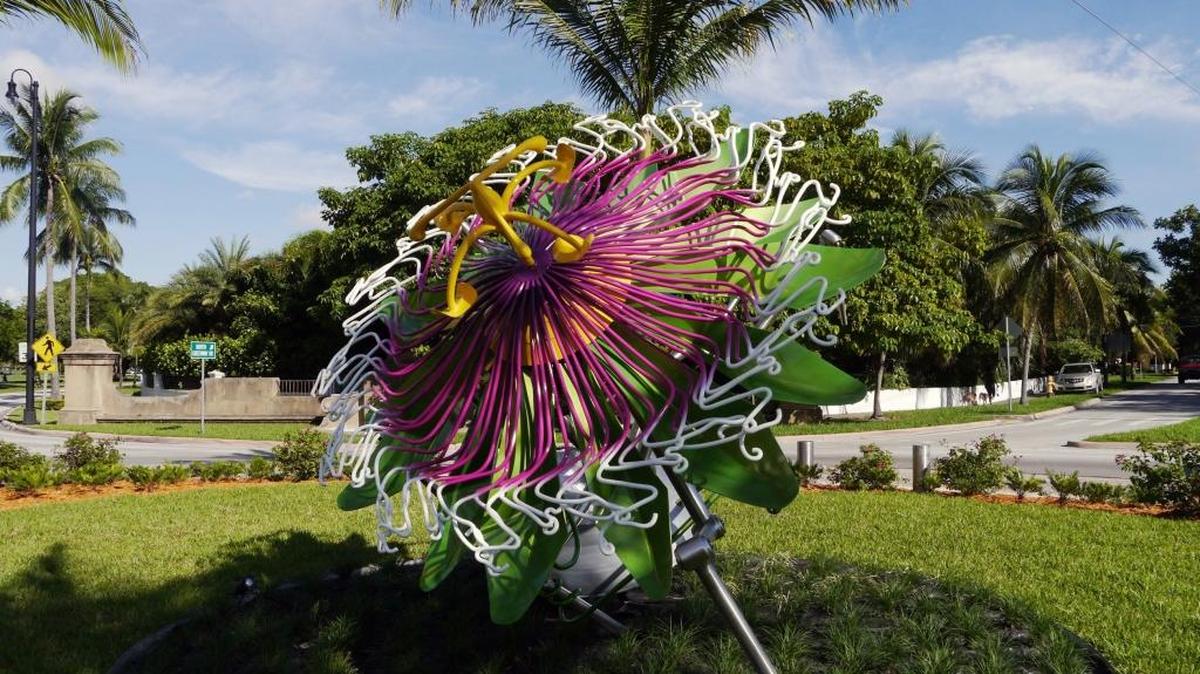 Una escultura diseñada por la artista neoyorquina Alice Aycock adorna la rotonda en la calle Segovia y Coral Way, en Coral Gables.