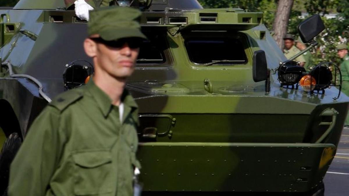 Soldados cubanos ensayan para un desfile cerca de la Plaza de la Revolución, en La Habana, en esta imagen de archivo.
