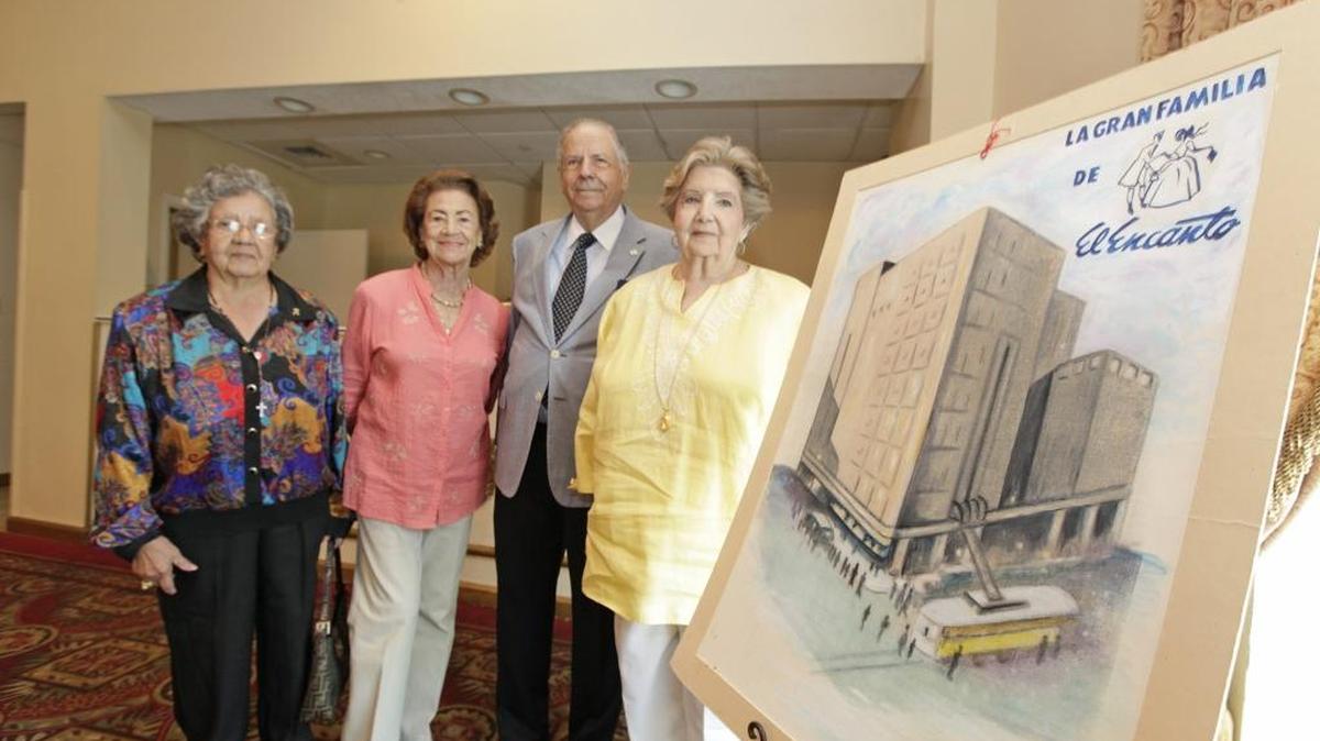 Desde la izq., Mayda Sacerio, Julie Arias, Darío Miyares y Olga Miyares, que trabajaron en El Encanto, planean la reunión anual de los empleados de la tienda habanera en el 2013.