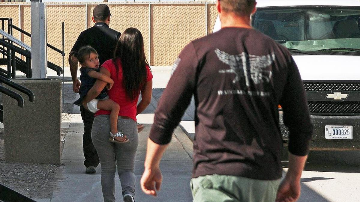 Una mujer y su hija son llevados a un centro de detención federal para familias en Artesia, Nuevo México, el 10 de septiembre de 2014.