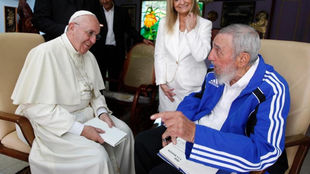 
El papa Francisco se reúne con Fidel Castro y su esposa, Dalia Soto del Valle, en la residencia del ex gobernante en La Habana, el domingo pasado.
