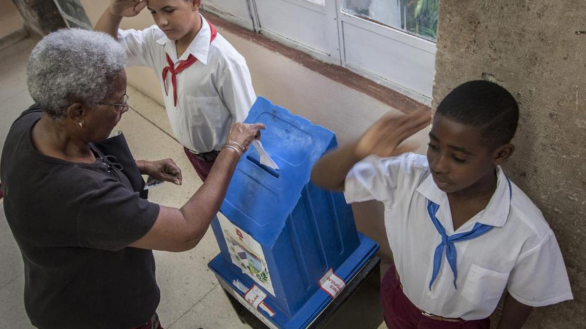 Una mujer vota en un colegio electoral en La Habana, durante las elecciones municipales que se celebraron en Cuba el 26 de noviembre.