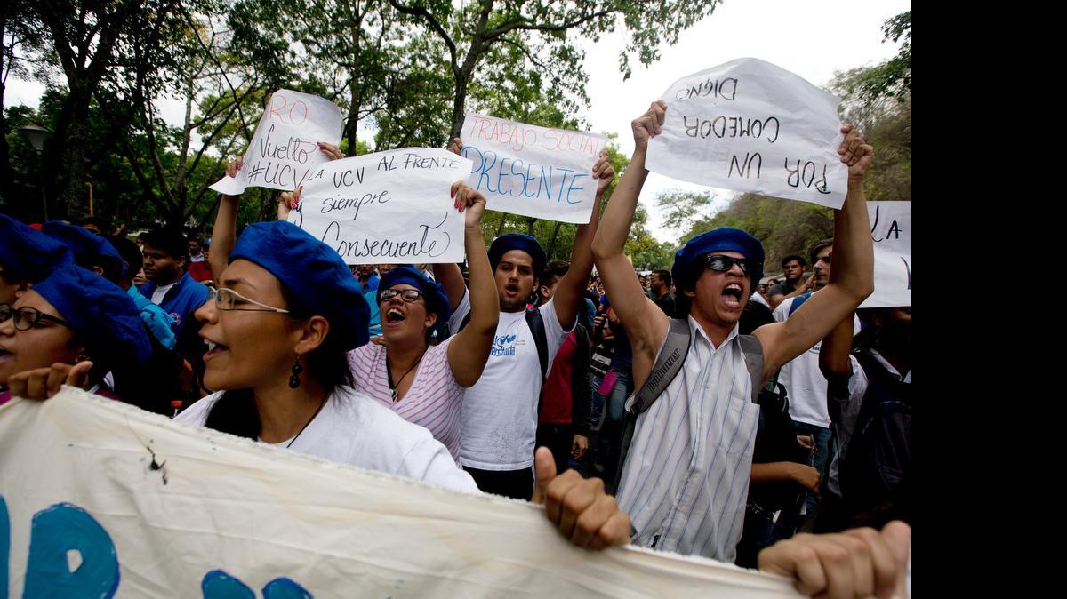 
Estudiantes y maestros protestan en la Universidad Central de Venezuela, en Caracas, el pasado 28 de mayo, exigiendo mejores condiciones en el centro de estudios.
