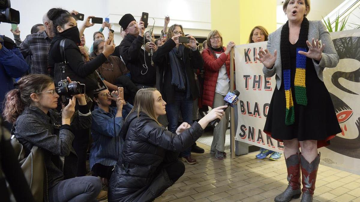La activista Jane Kleeb proclama en Lincoln, Nebraska, que continuarán la lucha contra la construcción del oleoducto Keystone XL, después que se produjo un derrame en el oleoducto Keystone I.