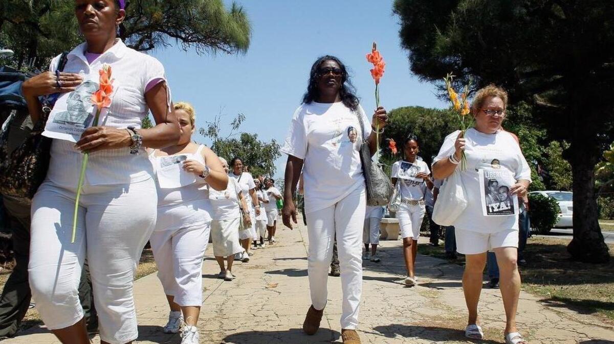 Miembros de la organización Las Damas de Blanco caminan en señal de protesta por los presos políticos, el 25 de marzo del 2012 en La Habana, Cuba.