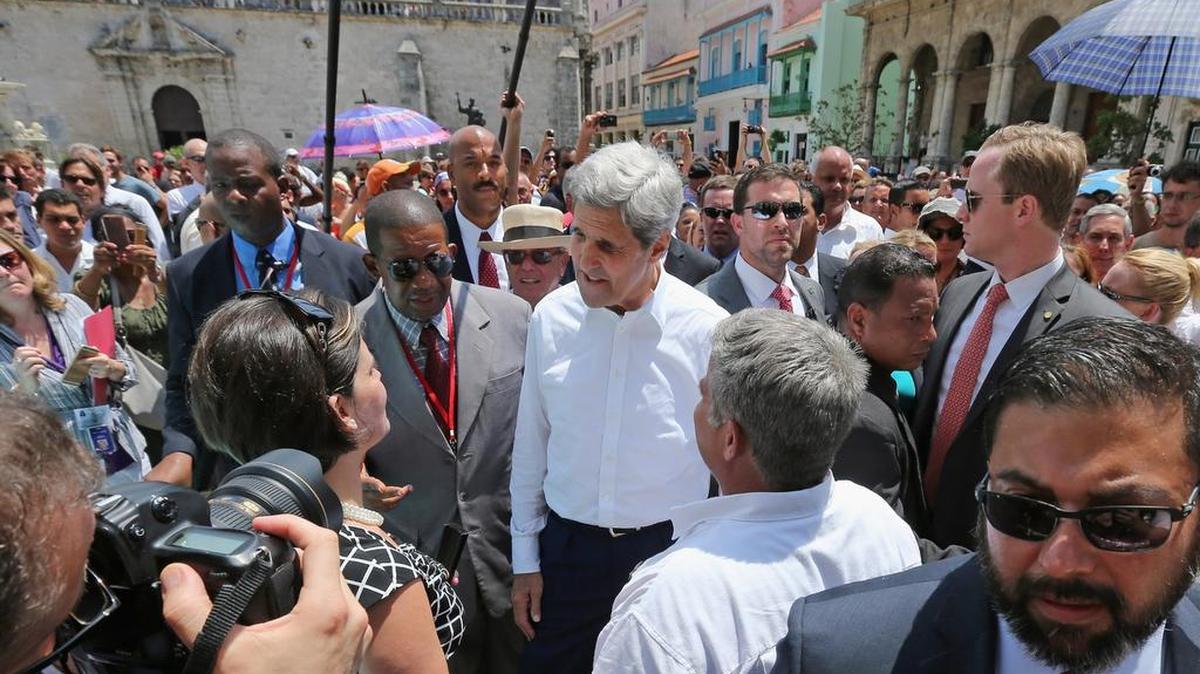 
Rodeado por agentes de seguridad cubanos y norteamericanos, el secretario de Estado de EEUU, John Kerry, cruza la plaza de San Francisco, en La Habana, el viernes pasado.
