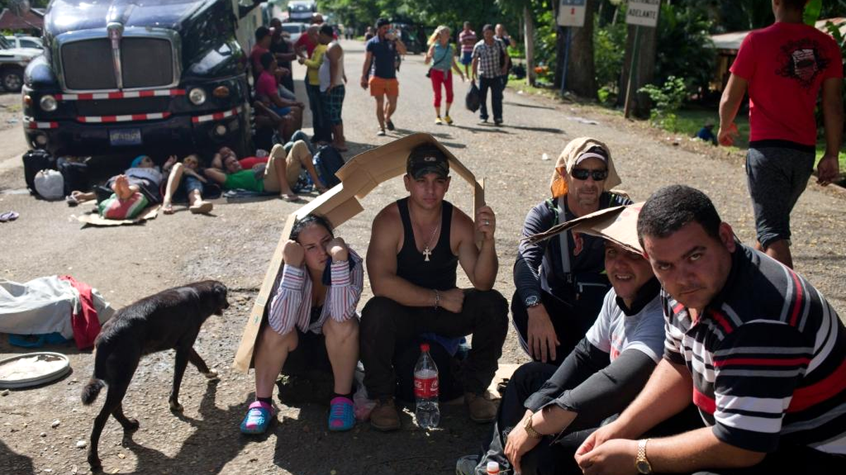 Emigrantes cubanos participan en una protesta bloqueando la Carretera Panamericana en la frontera entre Costa Rica y Nicaragua, el pasado 17 de noviembre.