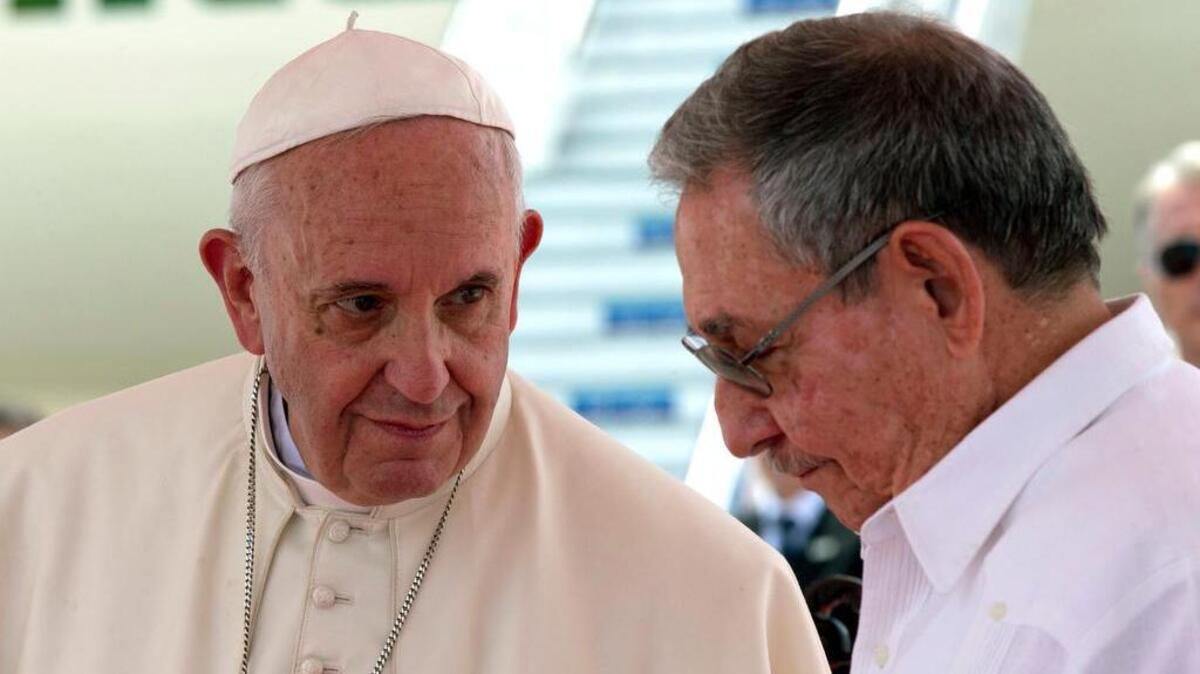 El Papa Francisco habla con el gobernante Raúl Castro momentos antes de su partida hacia Washington. La estancia del Pontícife fue de tres días, donde realizó misas en las provincias de La Habana, Santiago de Cuba y Holguín.