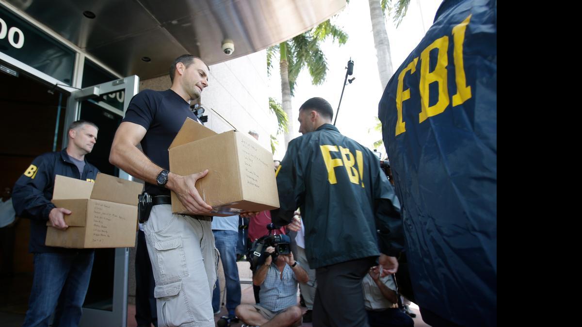 
Agentes del FBI sacan cajas de evidencias de la sede de CONCACAF en Miami Beach el miércoles pasado.

