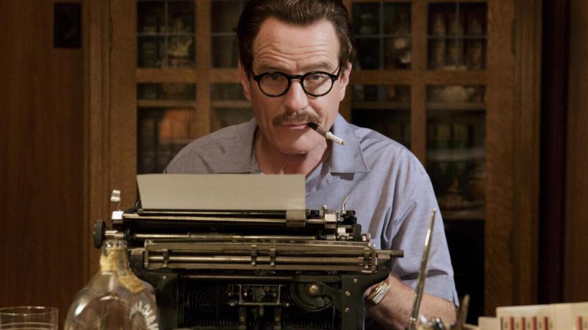 Bryan Cranston interpreta el papel de Dalton Trumbo, un guionista encarcelado en la época del macartismo, en el filme Trumbo.