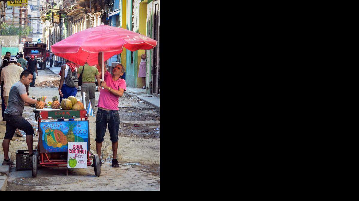 
Un vendedor callejero espera la llegada de clientes en una calle de La Habana. Varios legisladores norteamericanos han propuesto levantar el embargo a Cuba.
