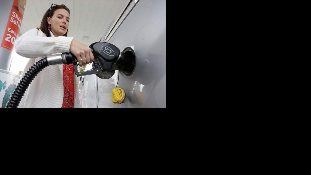 
Lydia Holland llena el tanque de su auto en Sacramento, California. El precio de la gasolina ha bajado a su menor nivel en más de una década.
