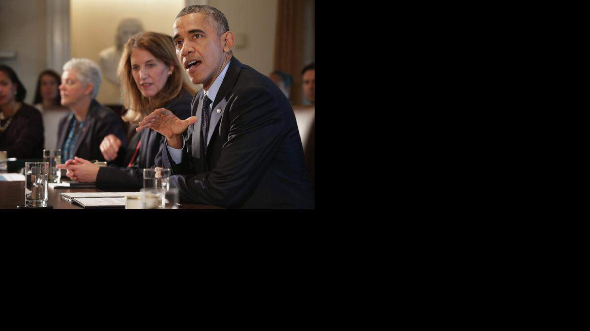 
El presidente Barack Obama se reúne con la secretaria de Salud y Servicios Humanos, Sylvia Mathews Burwell (a su derecha) y miembros de su gabinete el 7 de noviembre, tras la arrolladora victoria republicana en las elecciones.
