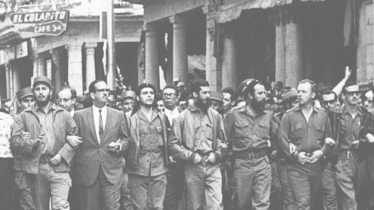 Líderes cubanos marchan en marzo de 1960 hacia el funeral de las víctimas de la explosión del barco La Coubre, ocurrido en el puerto de La Habana.