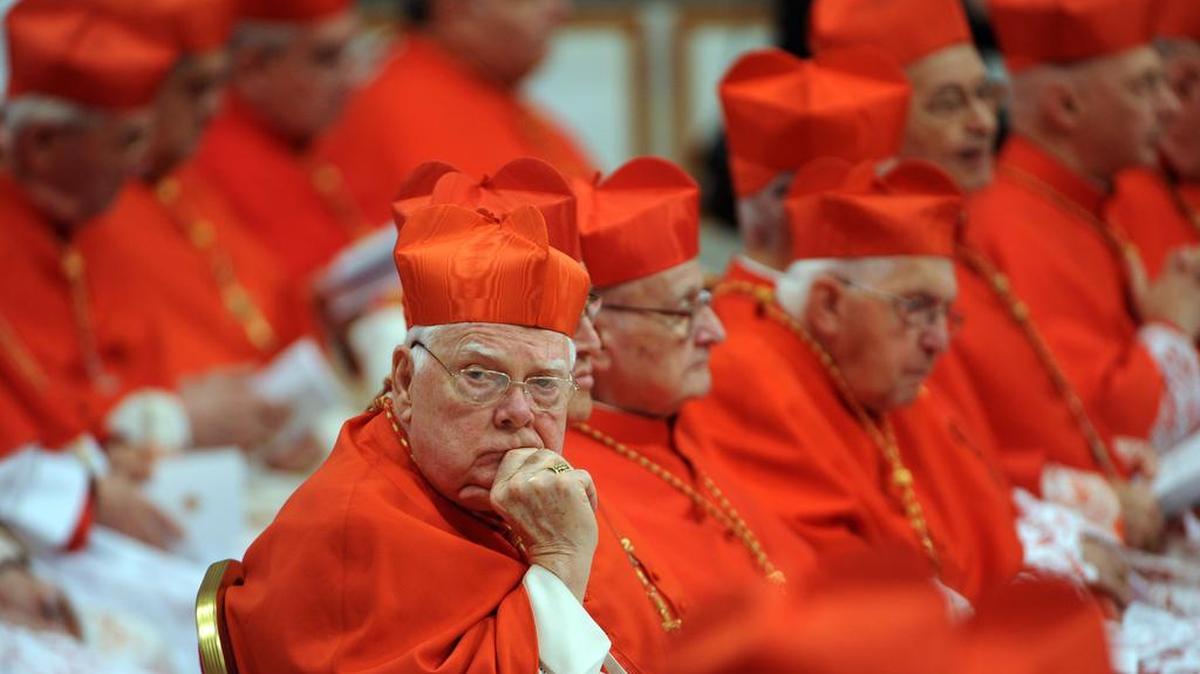 El cardenal estadounidense Bernard Law, fallecido en Roma a los 86 años la semana pasada, fue uno de los purpurados más influyentes de la Iglesia católica antes de caer en desgracia en 2002 por encubrir a curas pederastas en la Arquidiócesis de Boston.