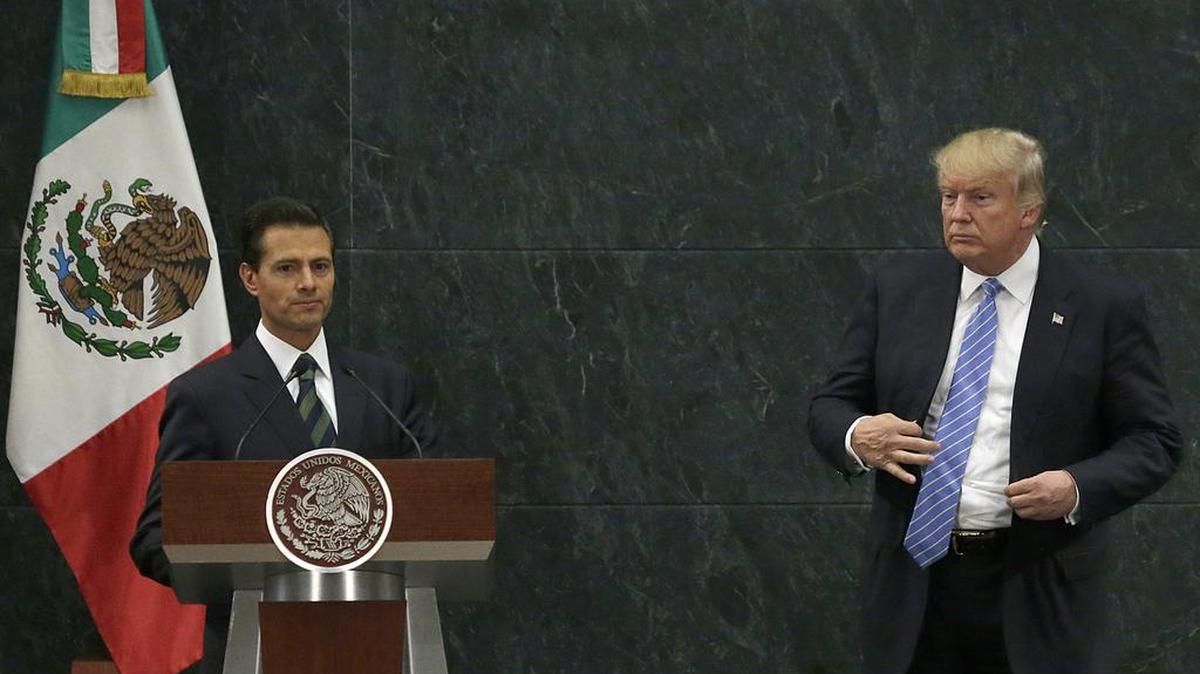 El presidente de México, Enrique Peña Nieto (izq.) y el candidato republicano a la presidencia de EEUU, Donald Trump, realizan una declaración conjunta en la Ciudad de México, el 31 de agosto.