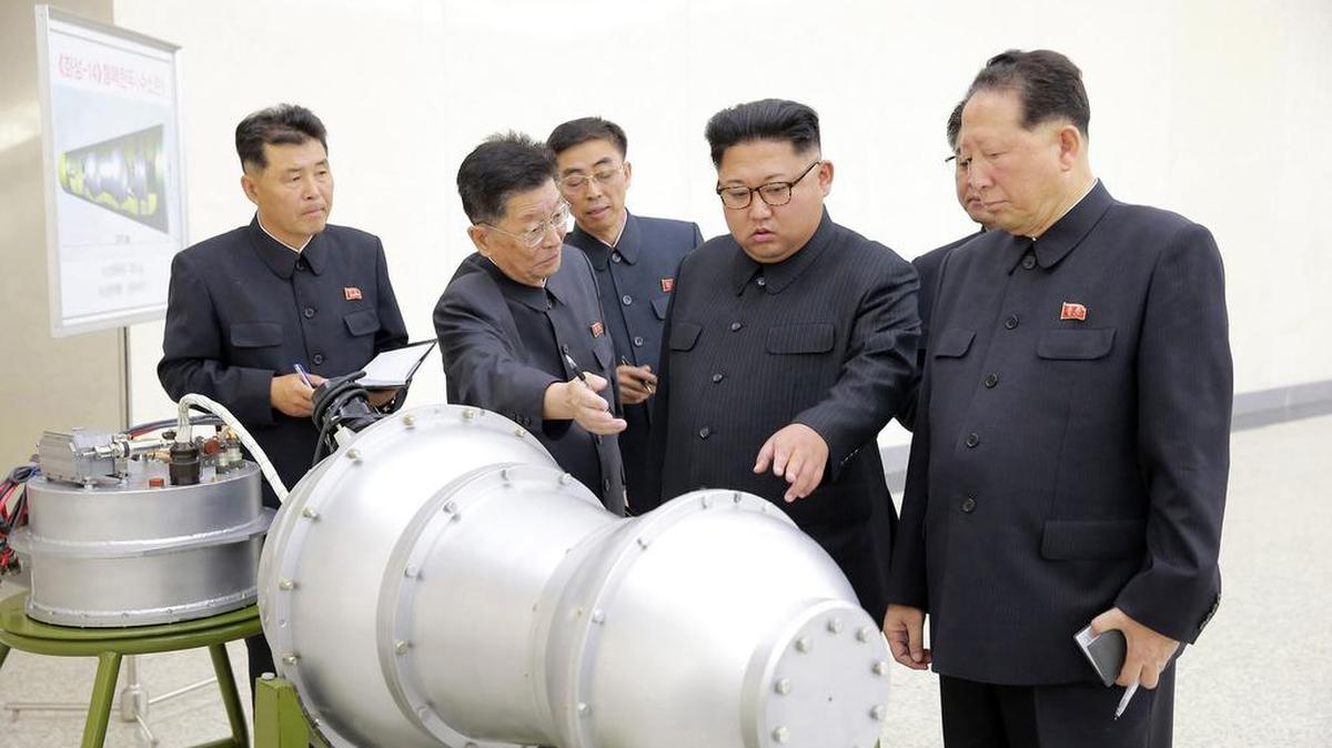 El líder norcoreano Kim Jong Un (segundo desde la derecha) persiste en su programa nuclear pese a las presiones internacionales.