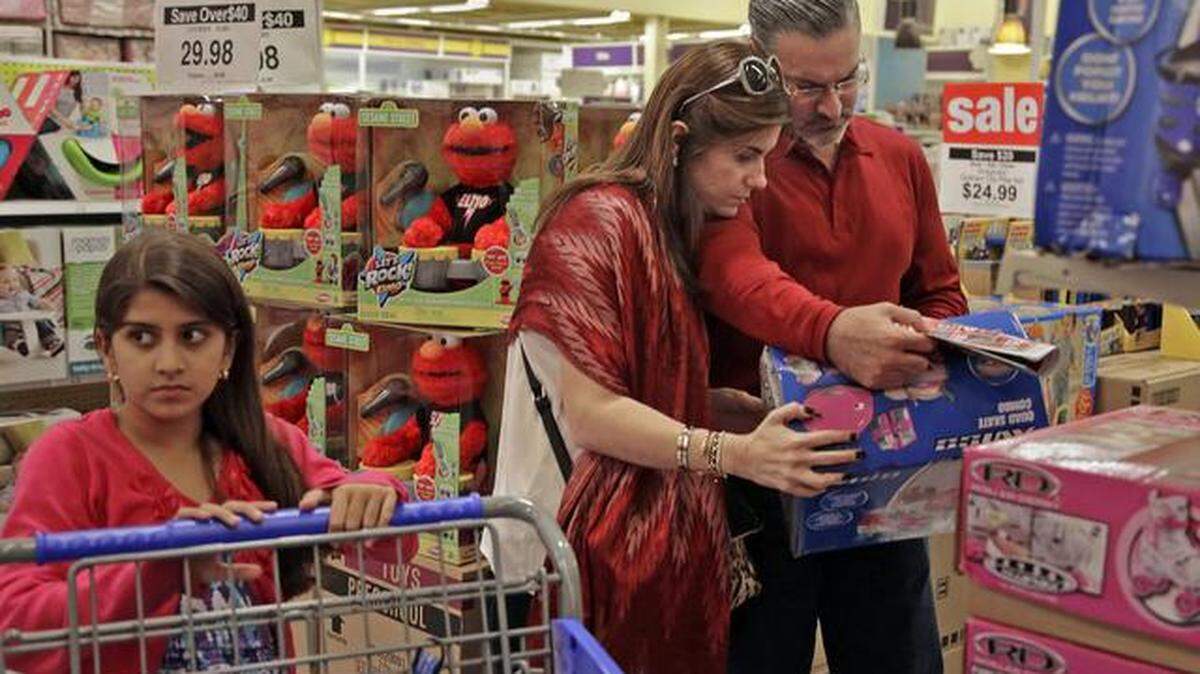 
Una familia hace compras navideñas en Toys R Us, el día de Acción de Gracias del año pasado.
