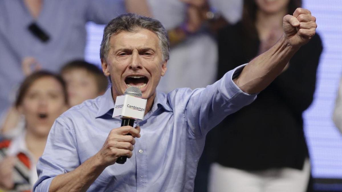 El candidato opositor Mauricio Macri celebra su triunfo en las elecciones argentinas.