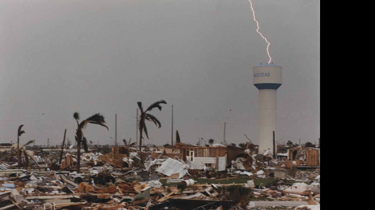 
Así quedó Homestead tras el paso del huracán Andrew en agosto de 1992. Esta foto fue tomada siete días después de la tormenta cuando un nuevo sistema de mal tiempo pasó sobre el área ya devastada.

