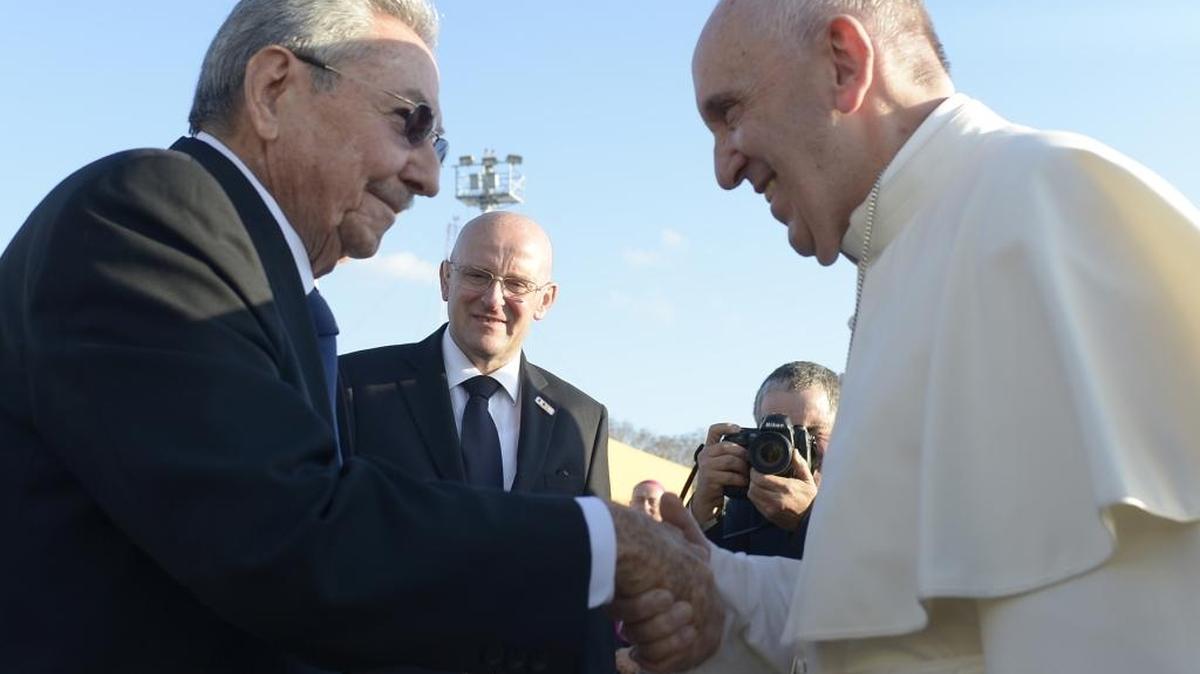El papa Francisco (izq.) se reúne con el gobernante cubano Raúl Castro en La Habana, el 12 de febrero.