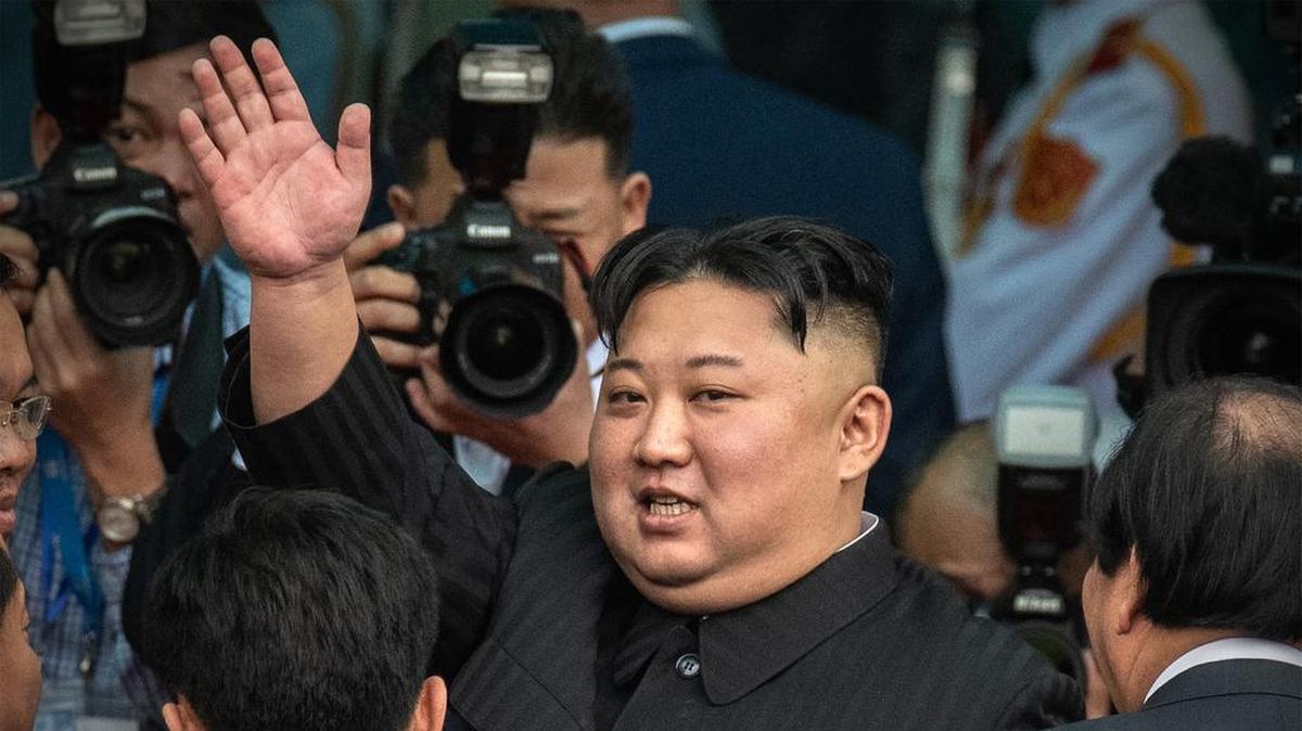 El dictador norcoreano Kim Jong-un saluda antes salir de Vietnam en su tren, después de su cumbre de dos días con el presidente de EEUU, Donald Trump, en Hanoi, el 2 de marzo.