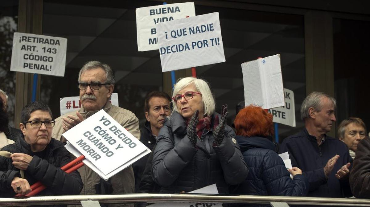 Decenas de personas protestan a favor del derecho a morir, frente a un tribunal en Madrid, España, el 5 de abril. Ángel Hernández fue liberado después de ser arrestado por admitir que había ayudado a morir a su esposa, quien sufrío de múltiple esclerosis por 30 años.