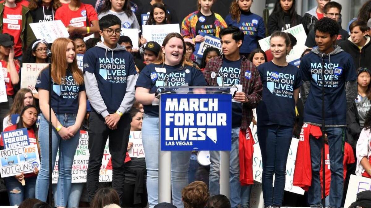 Numerosos estudiantes participan en la concentración de la Marcha por Nuestras Vidas frente al Ayuntamiento de Las Vegas, el 24 de marzo, para protestar contra la violencia con armas de fuego.
