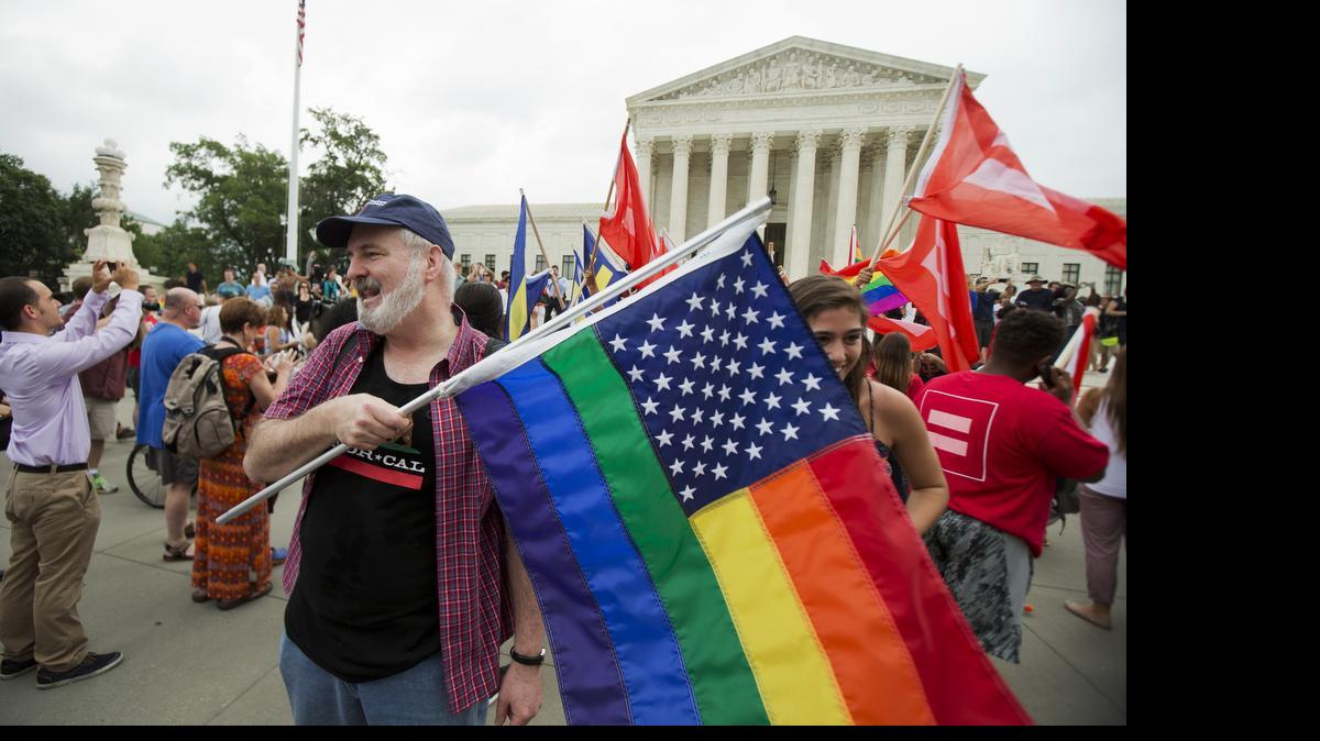 
Una multitud celebra en Washington la decisión del Tribunal Supremo a favor de los matrimonios homosexuales, el pasado 26 de junio.
