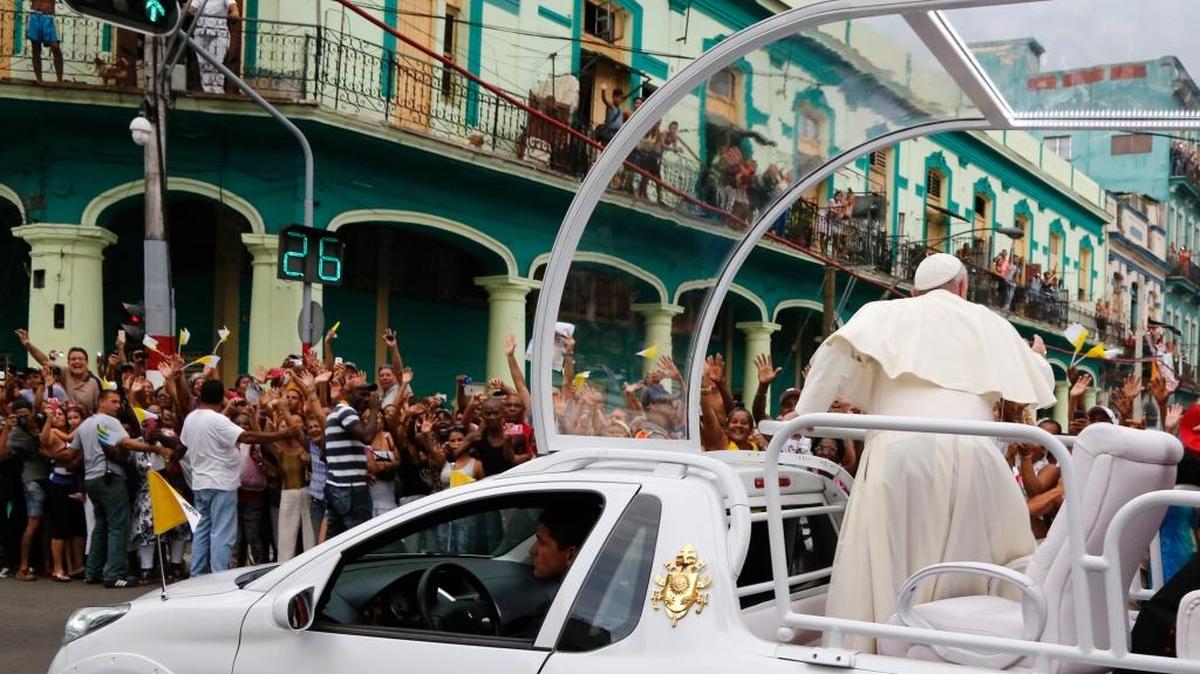 
El papa Francisco saluda a la multitud reunida en La Habana desde el papamóvil. 


